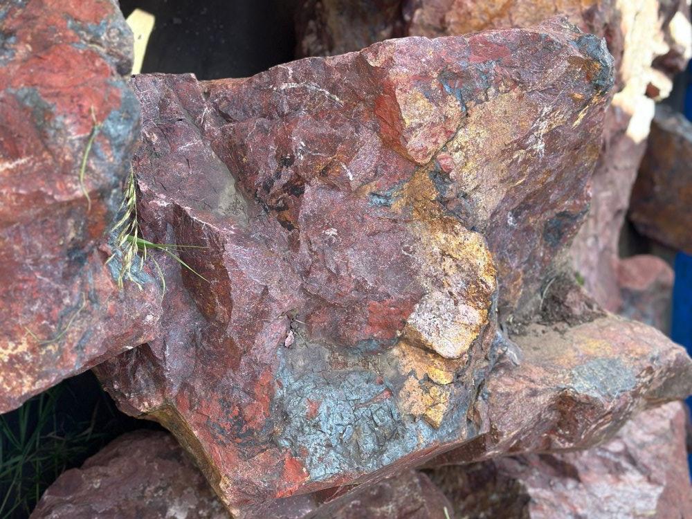 Камни для ландшафтного дизайна красно-фиолетовые 10-60 килограмм купить в Стерлитамаке