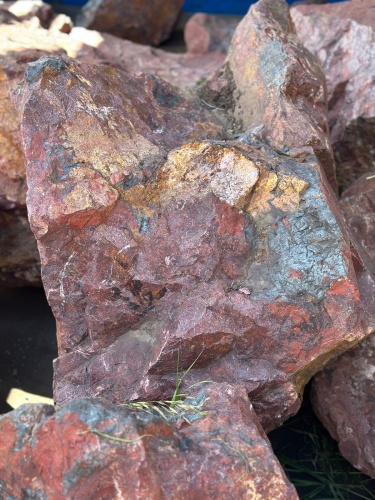 Камни для ландшафтного дизайна красно-фиолетовые 10-60 килограмм купить в Стерлитамаке