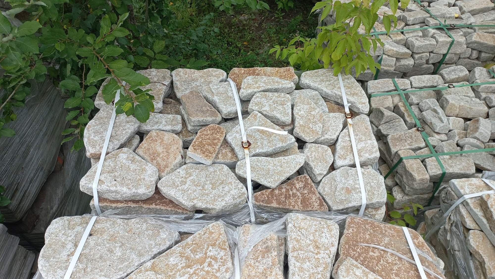 Плитняк галтованный гранитный для ландшафтного дизайна купить в Стерлитамаке