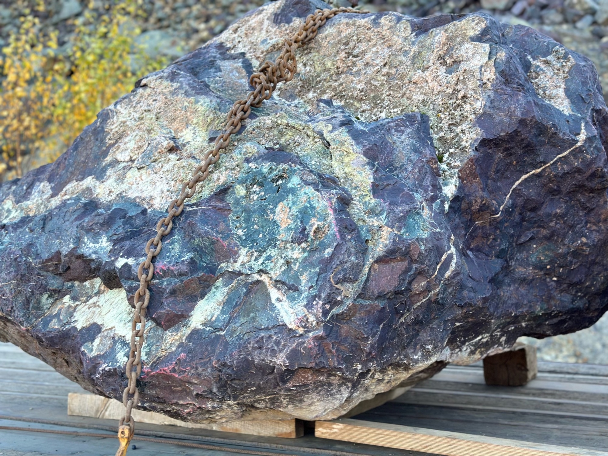 Огромные красно-фиолетовые валуны для ландшафтного дизайна весом более 5 тонн купить в Стерлитамаке