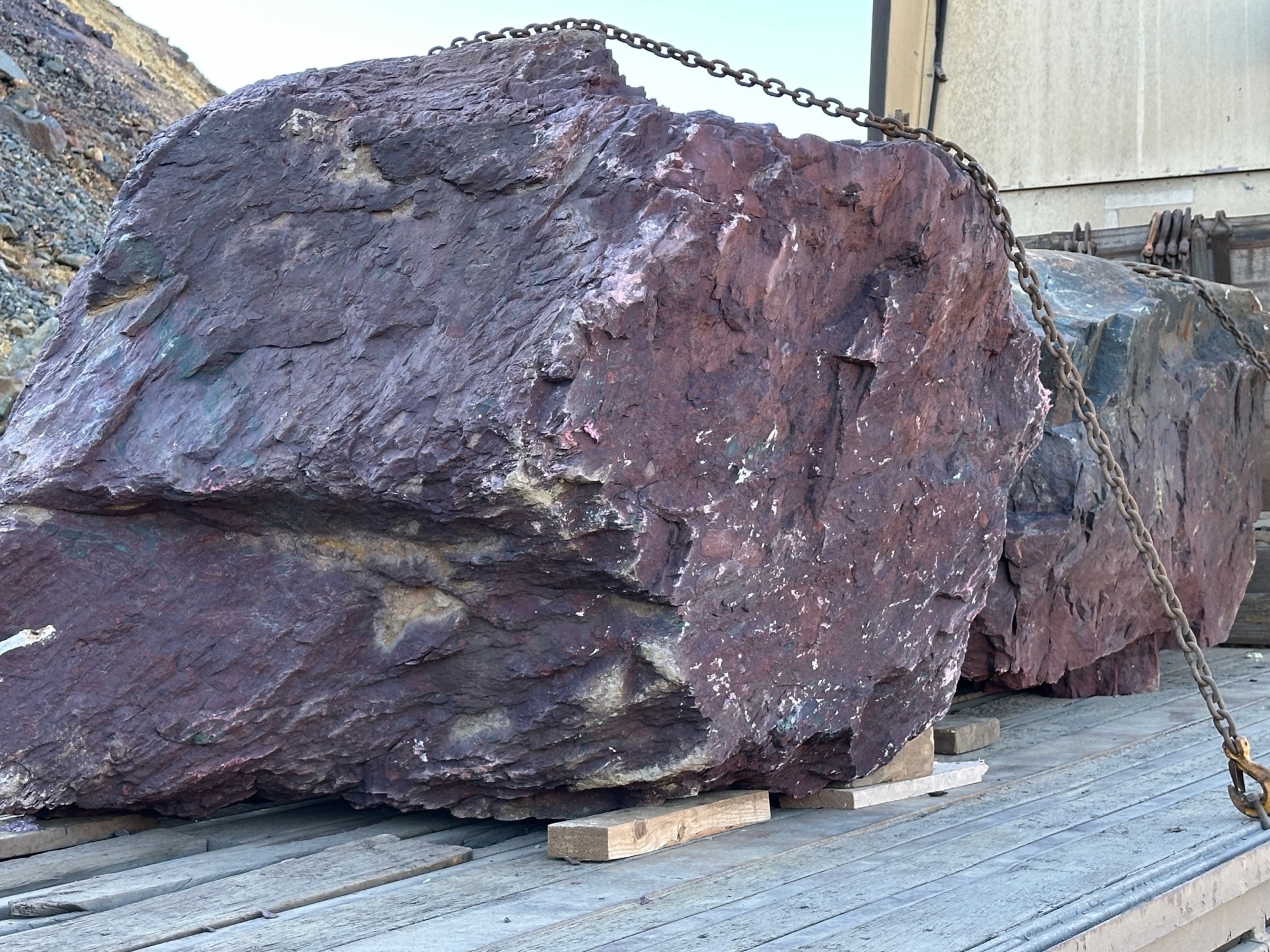 Огромные красно-фиолетовые валуны для ландшафтного дизайна весом более 5 тонн купить в Стерлитамаке