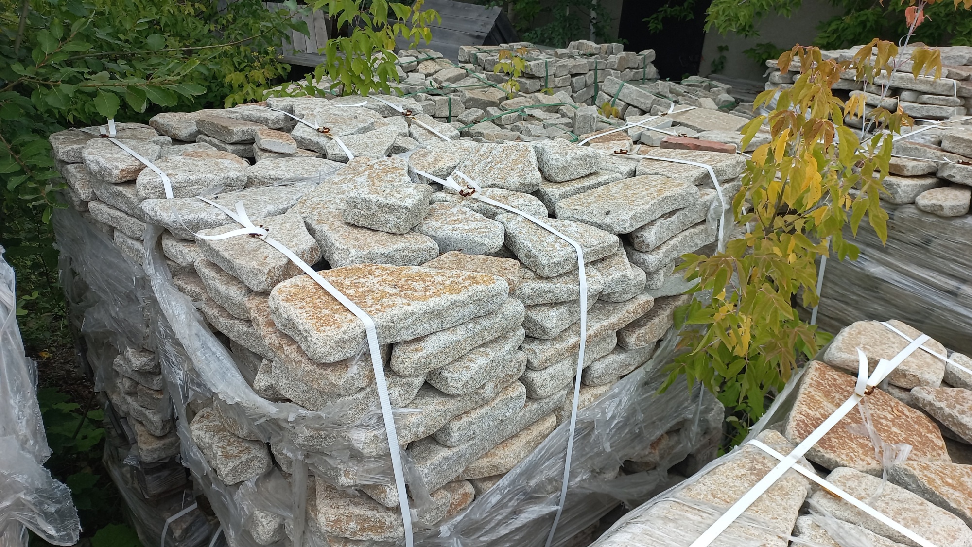 Плитняк галтованный гранитный для ландшафтного дизайна купить в Стерлитамаке