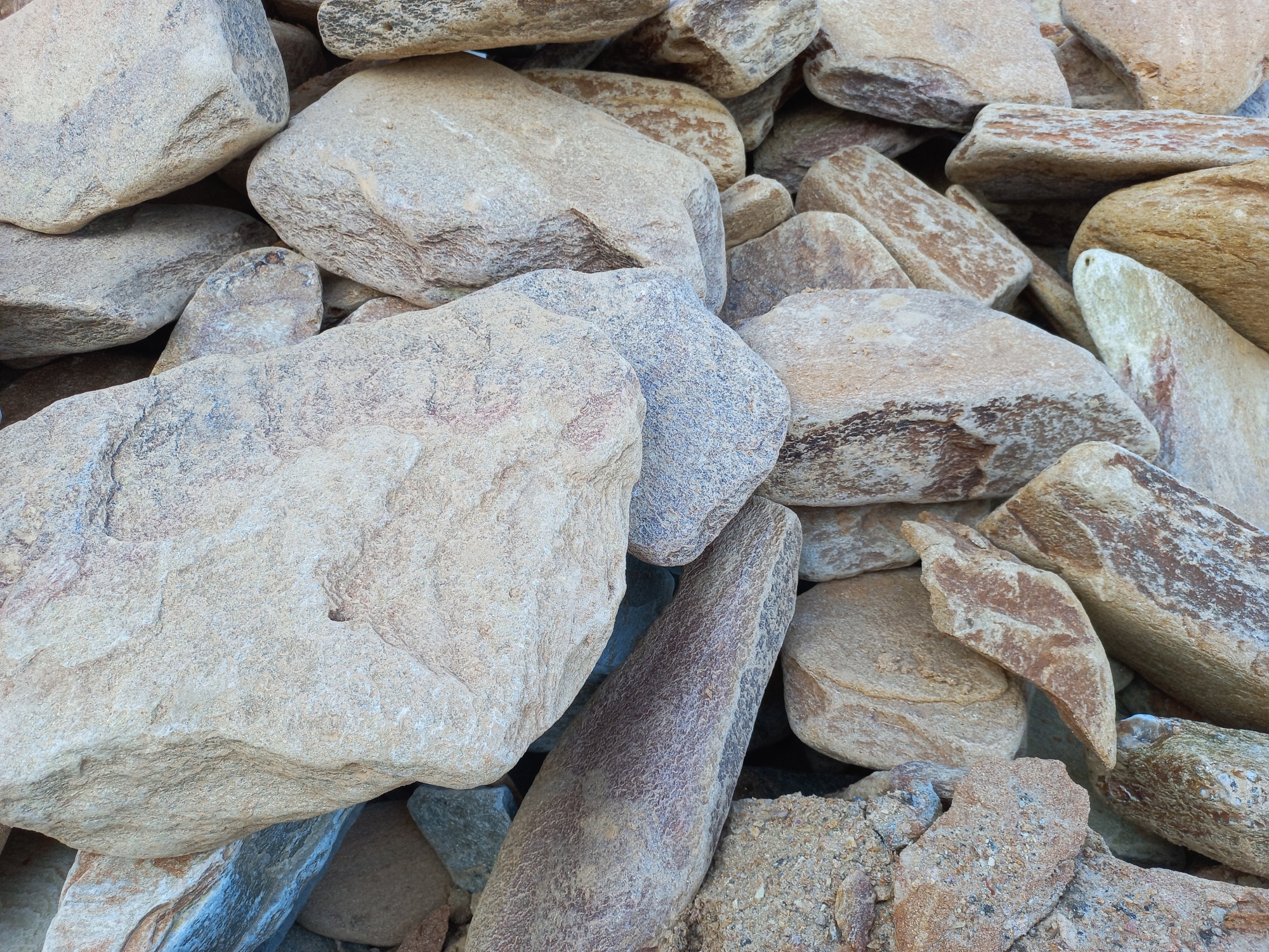 Златолит жёлтый, жёлто-зелёный глыбки и валуны для ланшафтного дизайна купить в Стерлитамаке