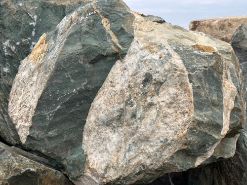 Гигантские зелёные валуны для ландшафтного дизайна весом более 5 тонн купить в Стерлитамаке