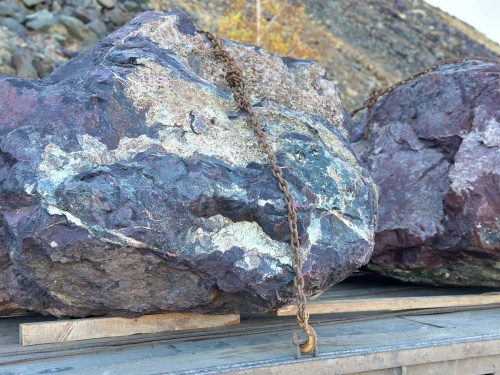 Огромные красно-фиолетовые валуны для ландшафтного дизайна весом более 5 тонн купить в Стерлитамаке