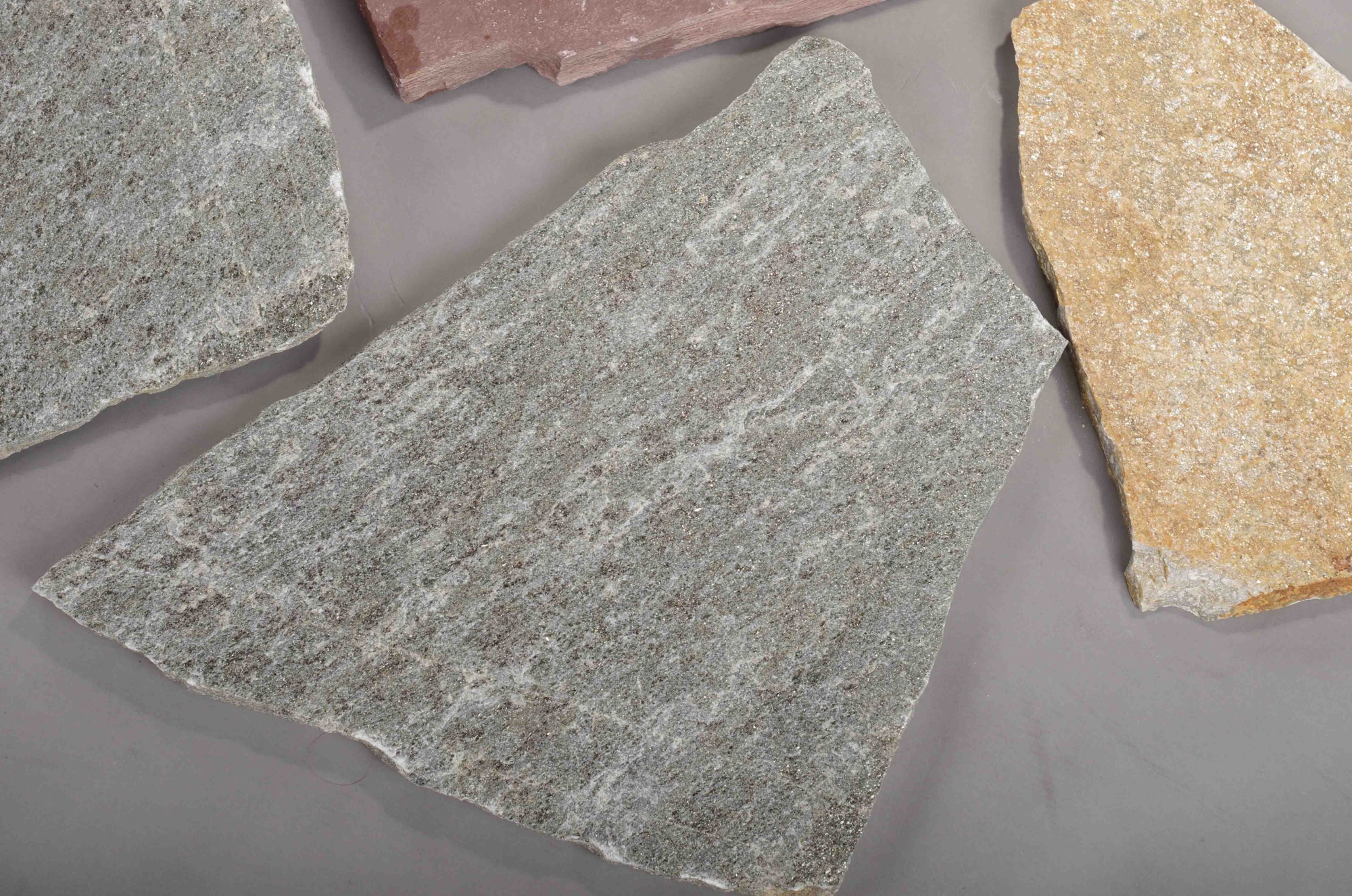 Плитняк златолит Уральский для цоколя, отмостки купить в Стерлитамаке